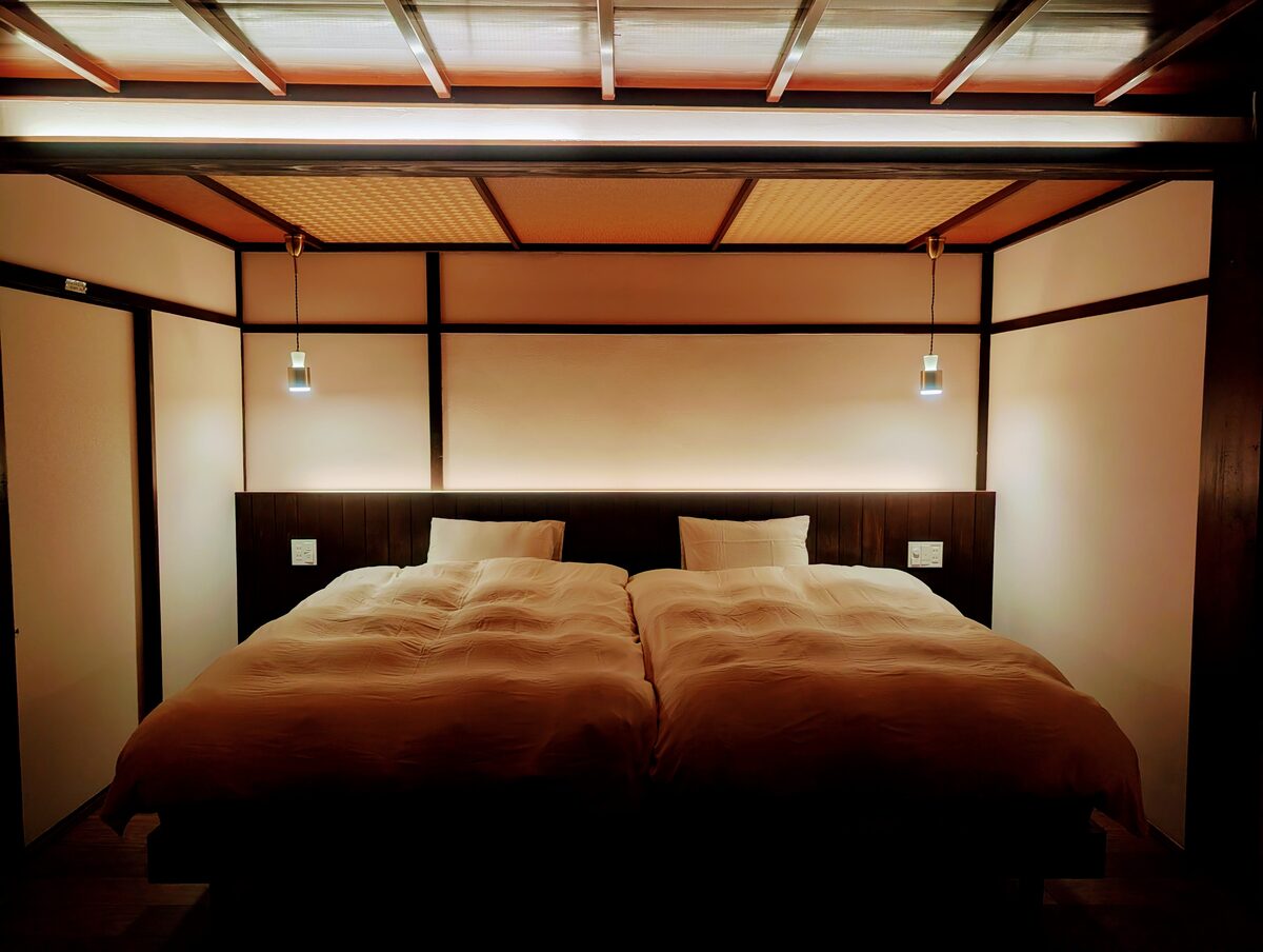 行灯のような灯りに包まれた寝室